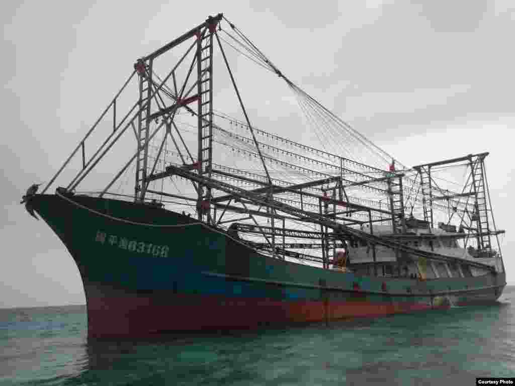 A suspected Chinese fishing vessel that got stuck on a protected reef in the Philippines, April 8, 2013. (Philippines Navy)