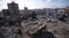 Pemandangan puing-puing bangunan yang terkena serangan udara Israel, di Kota Gaza, pada 10 Oktober 2023. (Foto: AP)