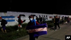 Miembros de una caravana de migrantes inician su viaje con la esperanza de llegar a Estados Unidos, en San Pedro Sula, Honduras, el 15 de enero de 2022.