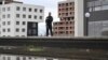 Policajac ispred suda u Prištini (Foto: Armend NIMANI/AFP)