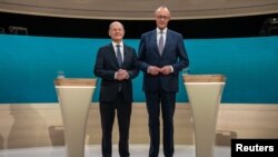 Kancelar Socijaldemokratske partije Olaf Šolc i njegov konzervativni rival iz Hrišćansko-demokratske unije Fridrih Merc uoči njihove prve TV debate u Berlinu, Nemačka, 9. februar, 2025.(Foto: Reuters/Michael Kappeler)