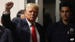 Donald Tramp ispred sudnice gde se iznose završne reči, 28. maj 2024 (Spencer Platt/Pool/AP)
