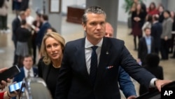 Pit Hegset, kandidat novoizabranog predsednika Donalda Trampa za poziciju sekretara za odbranu, u pratnji supruge Dženifer Roše, stiže u Kapitol, 4. decembra 2024, u Vašingtonu DC.