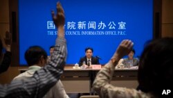 中國國務院港澳辦公室發言人楊光2019年8月6日在北京舉行的記者會上準備回答記者提問題。