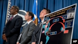 在華盛頓舉行的司法部記者會上，執法官員出現在一張毒品分銷海報前，宣布對兩名中國芬太尼追踪者提起訴訟，以打擊鴉片類物質。（2017年10月17日） 