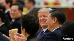Arhiva - Predsednik SAD Donald Tramp i kineski predsednik Ši Đinping prisustvuju državnoj večeri u Velikoj dvorani naroda u Pekingu, Kina, 9. novembra 2017.