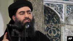 Arhiva - Na ovoj fotografiji objavljenoj sa sajtu militanata 5. jula 2014, vidi se lider grupe Islamska država, Abu Bakr al-Bagdadi, koji je odaslao novu poruku kasno u sredu, ohrabrujući svoje sledbenike da nastave da se bore za grad Mosul.