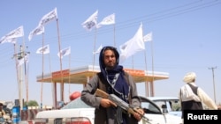Talibanski borac ispred grada Gaznija