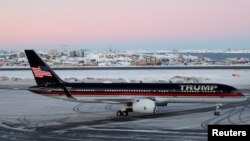 Donald Tramp mlađi u privatnoj poseti Grenlandu, aerodrom u Nuku, 7. januar, 2025. (Foto: Reuters/ Emil Stach/Ritzau Scanpix)