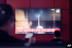 27일 한국의 한 버스터미널에서 북한의 로켓 발사 뉴스가 보도되고 있다.