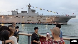 中國海軍海南號075型兩棲攻擊艦停靠香港招商局碼頭。 (2024年11月24日)