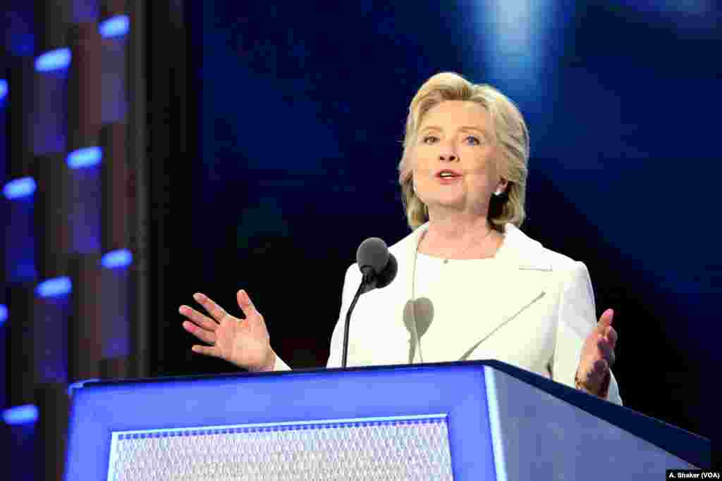 Hillary Clinton oo aqbashay musharaxnimada xisbiga dimoqraadiga. Philadelphia, July 28, 2016. (A. Shaker/VOA)
