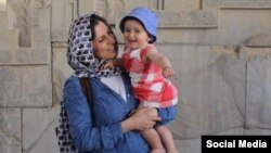 نازنین زاغری شهروند ایرانی بریتانیایی که هنگام بازگشت از به ایران، اواسط فروردین به همراه فرزند ۲ ساله اش در فرودگاه بازداشت شد.