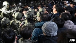 在南韓總統尹錫悅週二（12月3日）宣布全國戒嚴後，戒嚴部隊試圖進入國會。