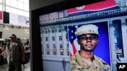 非法越境進入北韓的美國陸軍二等兵特拉維斯金因認罪協議,在服刑滿12個月後被釋放。圖為2023 年8 月16 日在南韓新聞節目畫面。 (美聯社)