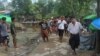 ရခိုင်ပြည်နယ် ရသေ့တောင်အနီး ပစ်ခတ်မှုတွေအတွင်း ထိခိုက်ဒဏ်ရာရတဲ့ အရပ်သားတဦးကို သယ်ဆောင်နေတဲ့ မြင်ကွင်း။ (ဓာတ်ပုံ - ကိုဘက္ကာ - ဇွန် ၂၅၊ ၂၀၂၀)
