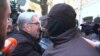 Nika Gvaramia, lider opozicione Koalicije za promjene, okružen policijom prije nego što je pritvoren U Tbilisiju, 4. decembra 2024. (Foto: Reuters/Formula TV)