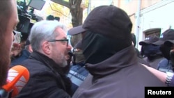 Nika Gvaramia, lider opozicione Koalicije za promjene, okružen policijom prije nego što je pritvoren U Tbilisiju, 4. decembra 2024. (Foto: Reuters/Formula TV)