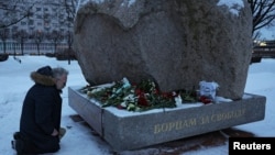 Stanovnici Sankt Peterburga ispred spomenika žrtvama političke represije (Foto: Reiters)