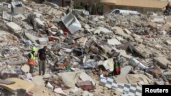 Consequências de um ataque israelita, em Ain Deleb