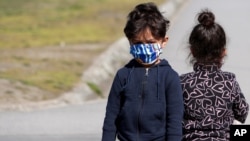 ARHIVA - Deca migranti u izbegličkom centru blizu Beograda