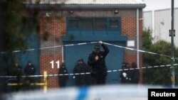 Policija vrši uviđaj na mestu gde je pronađen kamion u Eseksu, u Britaniji.