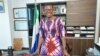 Esta fotografia, tirada a 5 de dezembro de 2023, mostra a Presidente da Câmara de Freetown, Yvonne Aki-Sawyerr, a posar para um retrato no seu gabinete em Freetown. Fotografia de Saidu BAH / AFP