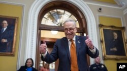 Pemimpin mayoritas Senat, Chuck Schumer, tampak gembira saat Senat berhasil meloloskan RAPBN sebelum tenggat pendanaan habis di Capitol, Washington, Sabtu, 20 Desember 2024. 
