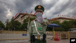 Arhiva - Vojnik Kineske narodnooslobodilačke armije gestikulira fotoreporteru da obustavi fotografisanje, ispred Velikog narodnog doma, nakon druge sednice Narodne skuopštine Kine, u Pekingu, 25. maja 2020.