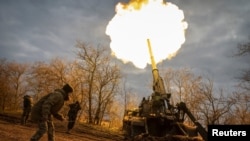 烏軍在赫爾松地區前線用2S7牡丹花自行火砲轟擊俄軍陣地。(2022年11月9日)