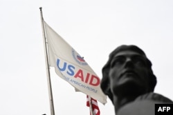 Bendera Badan Pembangunan Internasional Amerika Serikat (USAID) di luar kantor pusat mereka di Washington, DC, 5 Februari 2025. (Mandel NGAN / AFP)