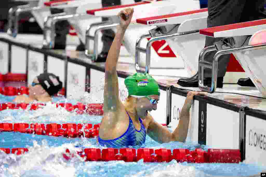 Tatjana Schoenmaker, of South Africa, celebrates after winning the gold medal in the women's 200-meter breaststroke final at the 2020 Summer Olympics, Friday, July 30, 2021, in Tokyo, Japan. (AP Photo/David Goldman)
