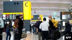 英國倫敦旅客12月21日因發現新冠病毒新變種, 倉促離開英國, 圖為機場一角。
