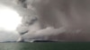 Dalam gambar yang diambil pada 26 Desember 2018 dari sebuah kapal yang melintas di Selat Sunda, tampak Gunung Anak Krakatau erupsi. (Foto: AFP).