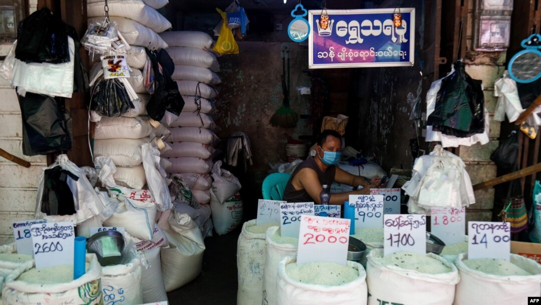 ရန်ကုန်မြို့ ဈေးတခုမှာ မျက်နှာဖုံးတပ် ဈေးရောင်းနေသူတဦး။ (ဧပြီ ၂၁၊ ၂၀၂၀)