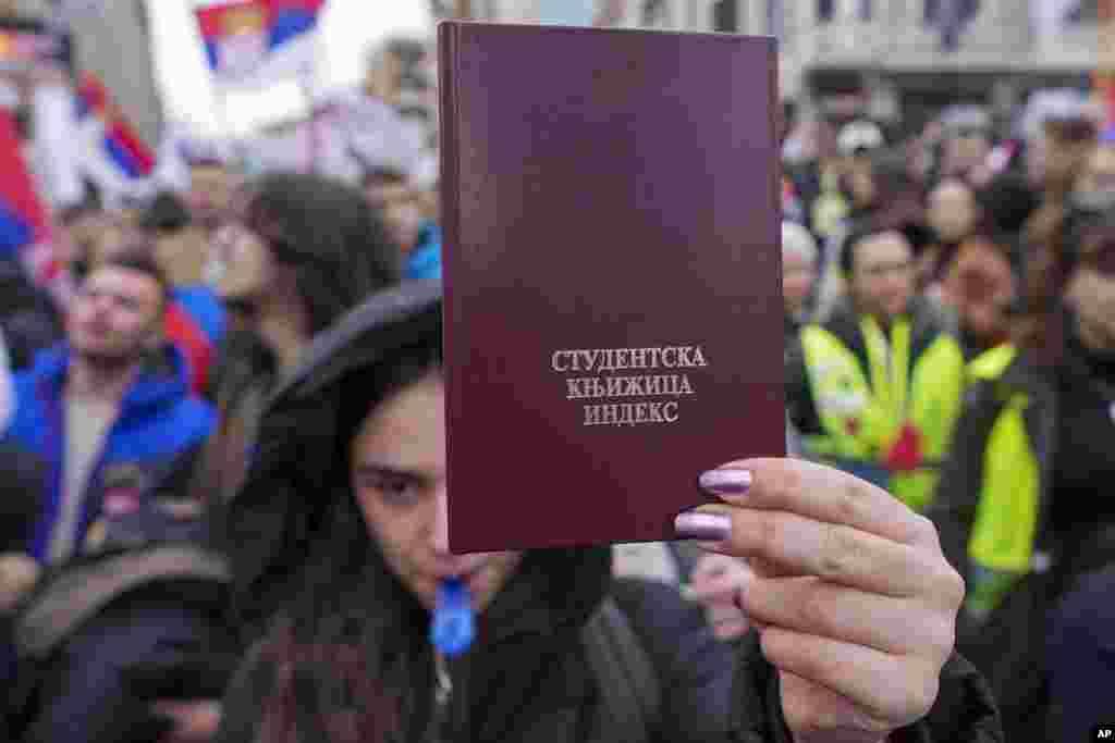 Organizatori protesta su studenti koji već više od tri meseca blokiraju rad fakulteta tražeći ispunjenje zahteva koji se suštinski svode na promenu sistema i korenite promene u društvu koje će osvetliti odgovornost za pad nadstrešnice železničke stanice u Novom Sadu i pravdu za žrtve. (AP Photo/Darko Vojinovic)