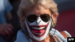 Gost 46. filmskog vestivala u Dovilu, severna Francuska, sa iscrtanom maskom, 12. septembra 2020. (Photo by Loic VENANCE / AFP)
