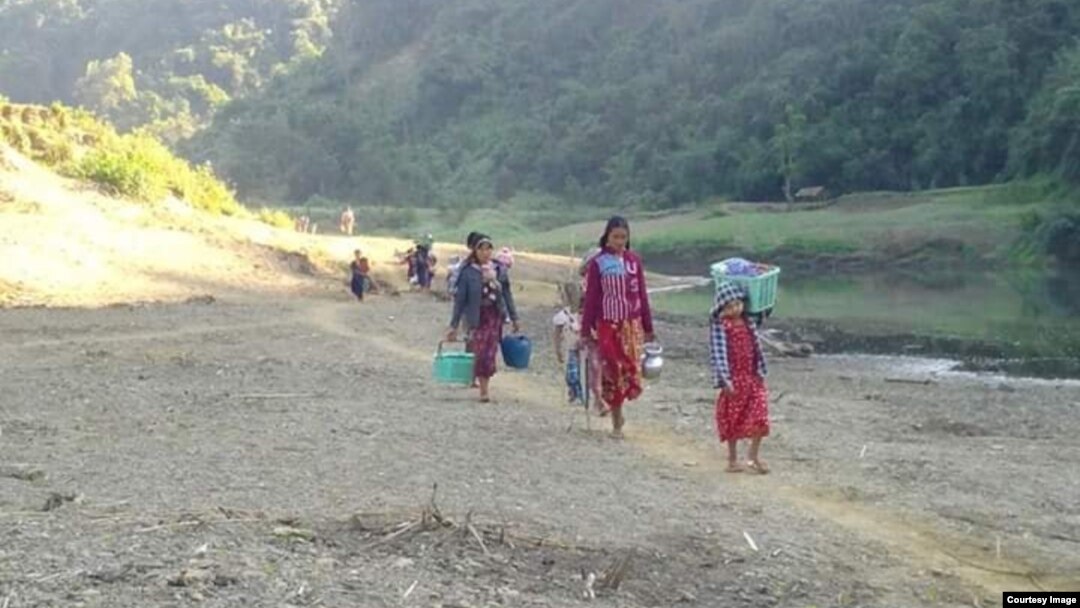 ဘူးသီးတောင်မြို့နယ် အနီးတွင် ဖြစ်ပွားခဲ့သော တိုက်ပွဲများကြောင့် တိမ်းရှောင်ထွက်ပြေးလာခဲ့ကြသော စစ်ရှောင်များ။ (ဓာတ်ပုံ - Rakhine Ethnics Congress)