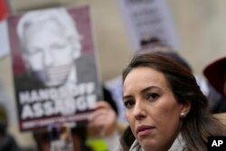 Stela Asanž ispred suda u Londonu, arhiva (Foto: AP/Alastair Grant)