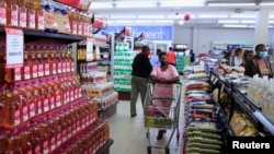 Abantu bakhala ngentengo yempahla ekhuphuka nsukuzonke