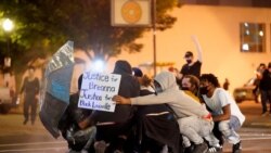 Policija je koristila biber-sprej protiv demonstranata na protestima zbog smrti Brijane Tejlor i Džordža Flojda, u Luivilu u Kentakiju, 29. maja 2020.