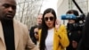 Istri dari gembong narkoba asal Meksiko Joaquin 'El Chapo' Guzman, Emma Coronel Aispuro, keluare dari gedung pengadilan di Kota New York setelah menjalani persidangan atas keterlibatan dirinya dalam bisnis narkoba milik sang suami. (Foto: AFP/Getty Images/Spencer Platt)