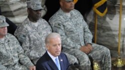奧斯汀上將（後排中）2010年出任美軍駐伊拉克部隊指揮官時任副總統的拜登出席指揮權交接儀式（美國軍方照片）
