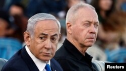 အစ္စရေးဝန်ကြီးချုပ် Benjamin Netanyahu (ဝဲ) နဲ့ ကာကွယ်ရေးဝန်ကြီး (ဟောင်း) Yoav Gallant တို့ကို နှစ် ၇၀ ပြည့် တပ်မတော်အခမ်းအနားနေ့မှာ တွေ့ရစဥ်။ (အောက်တိုဘာ ၃၁၊ ၂၀၂၄) 