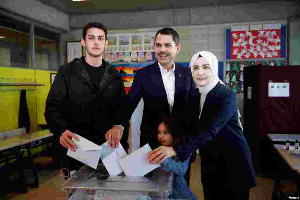 Cumhur İttifakı’nın Büyükşehir Belediye Başkan adayı Murat Kurum, Kağıthane İmece İlkokulu'nda oyunu kullandı. Kurum, “Oyumuzun İstanbul’umuza, ülkemize hayırlı olmasını diliyorum” dedi. 