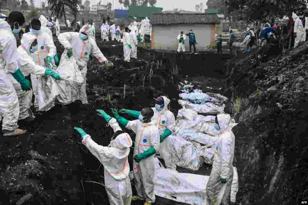 Members of the Congolese Red Cross and Civil Protection bury dozens of victims of the recent clashes in a cemetery in Goma, Democratic Republic of Congo. At least 900 people have been killed and more than 2,800 people injured in the recent fighting in Goma, the capital of North Kivu province, the U.N. said. 