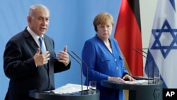 Nemačka kancelarka Angela Merkel i izraelski premijer Benjamin Netanjahu obraćaju se medijima na sastanku u Berlinu, 4. juna 2018.