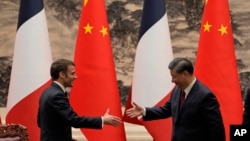 2023年4月6日，法國總統馬克龍會見記者後在北京人民大會堂與中國國家主席習近平握手。習近平將於2024年5月6日至7日在巴黎開始他的歐洲之行。