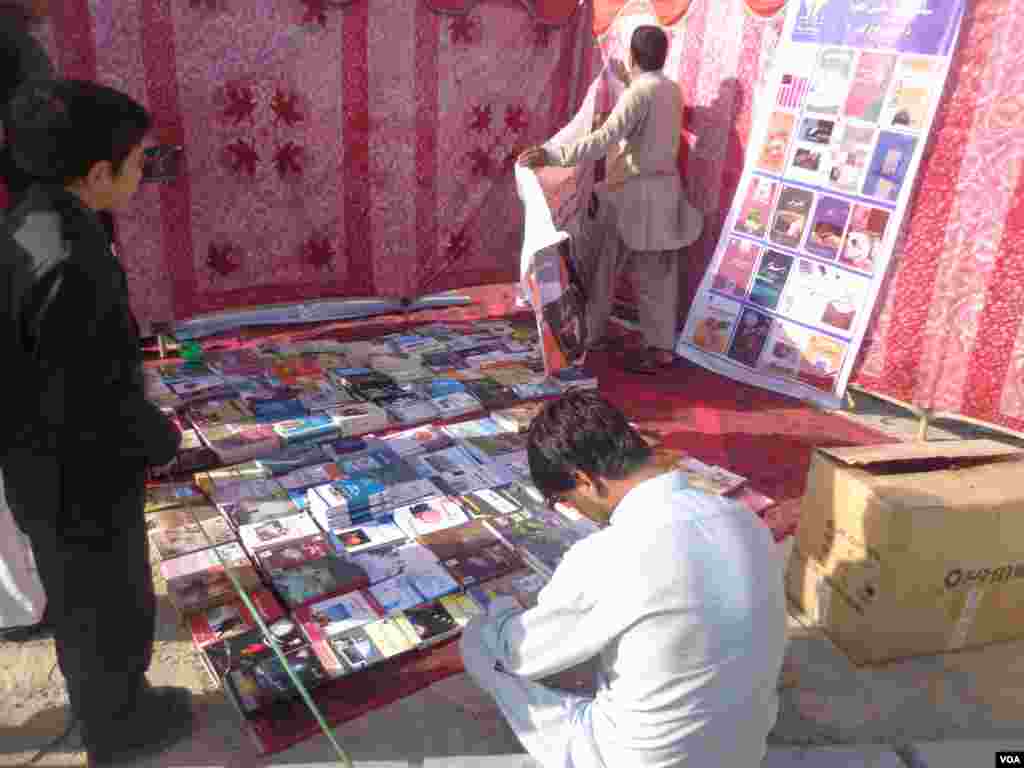 په نندارتون کې د پښتو کتابونو لگيدلى سټال