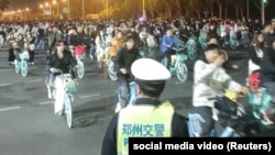 中國數千名學生騎自行車前往河南開封尋找湯包,導致鄭州的一條高速公路被堵塞。 (截圖來自2024年11月9日發布的社群媒體影片)